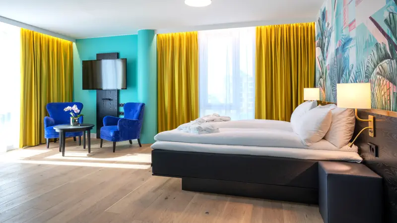 Stor seng, god gulvplass, smart-tv og to sitteplasser på rom på Thon Hotel Storo