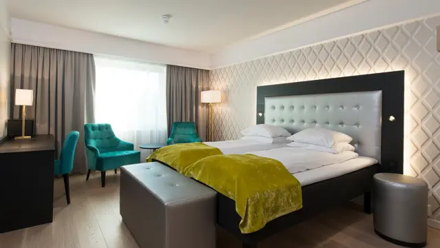 Dobbeltseng, arbeidspult, to lenestoler i superior room på Thon Hotel Oslofjord i Sandvika