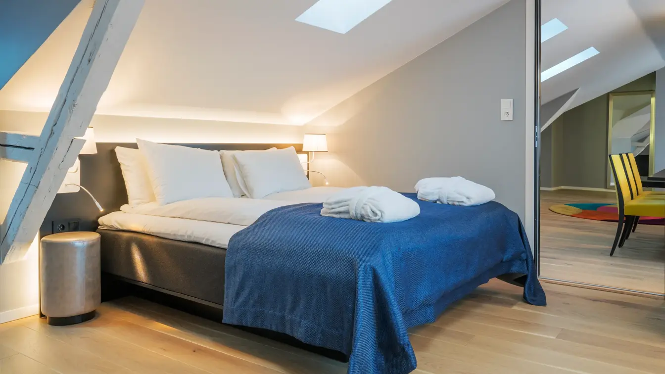 Dobbeltseng med sikt inn til rom nummer to på suite på Thon Hotel Spectrum i Oslo sentrum