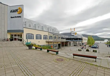 Fasadebilde av AMFI Fauske med benker og inngangsparti