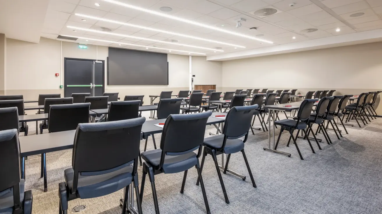 Møterom med klasseroms oppsett