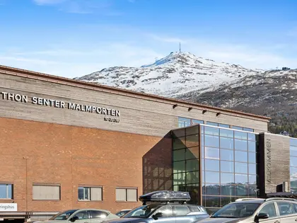 Thon Senter Malmporten fasade, med logo på vegg og parkeringsplass.