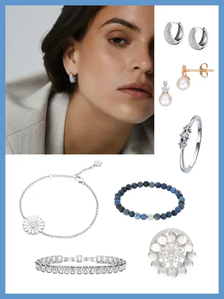 Dame med sølvøredobber, sølvøredobber, perleøredobber, ring med tre stener, armbånd med blomst, blått armbånd, armbånd med stener, bunadsølje