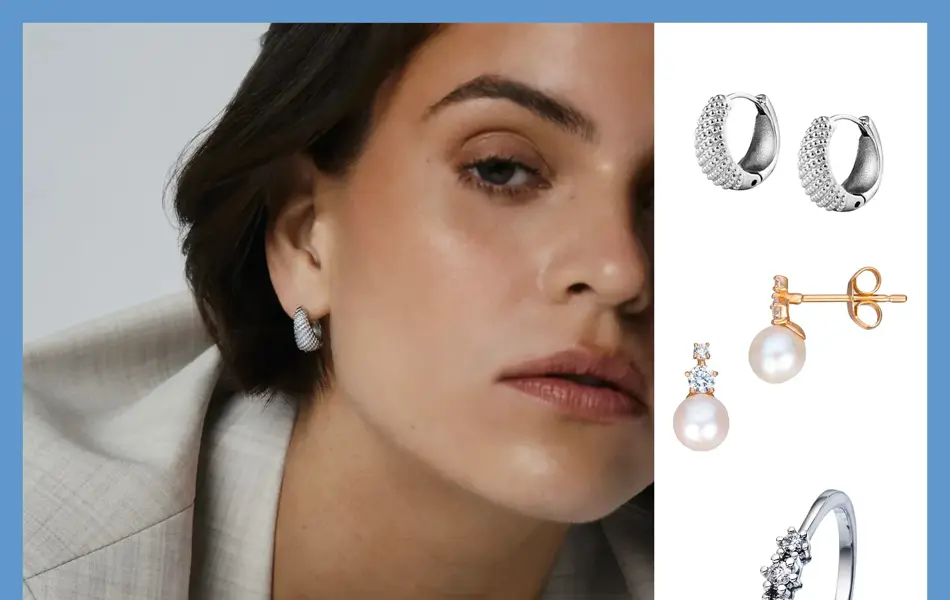 Dame med sølvøredobber, sølvøredobber, perleøredobber, ring med tre stener, armbånd med blomst, blått armbånd, armbånd med stener, bunadsølje