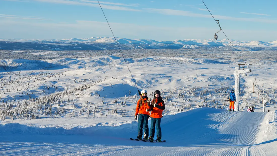 Alpinbakken - Personer står i t-krokheis på Skeikampen