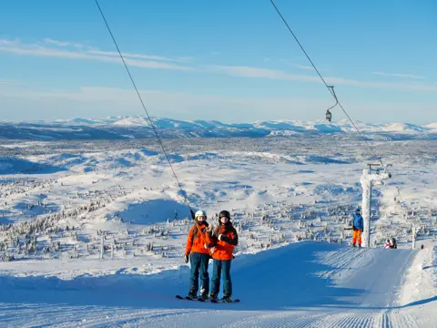 Alpinbakken - Personer står i t-krokheis på Skeikampen