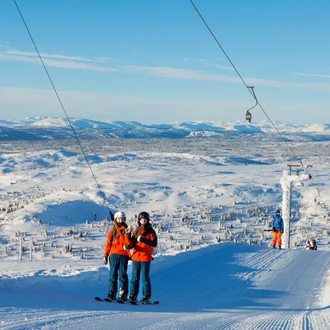 Alpinbakken - Personer står i t-krokheis på Skeikampen