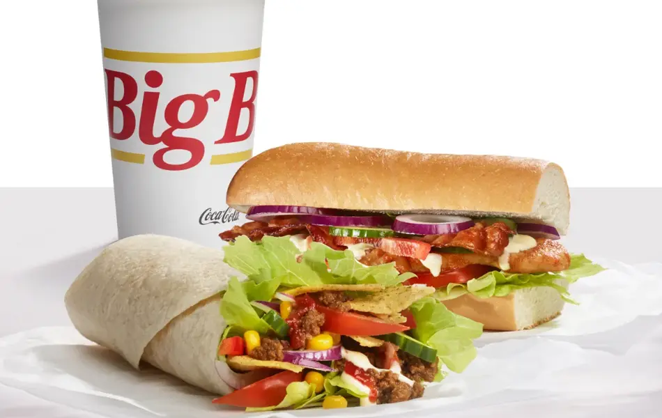 Baguett med pålegg og pappkopp fra Big Bite