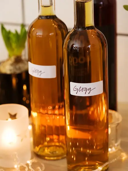 flasker med gløgg på