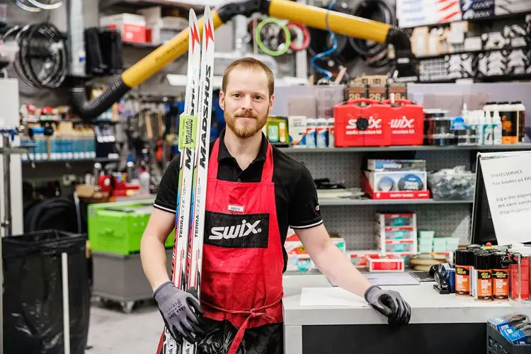 Jørn hos XXL selger og klargjør mer felleski enn tradisjonelle smøreski, til alle type kunder.