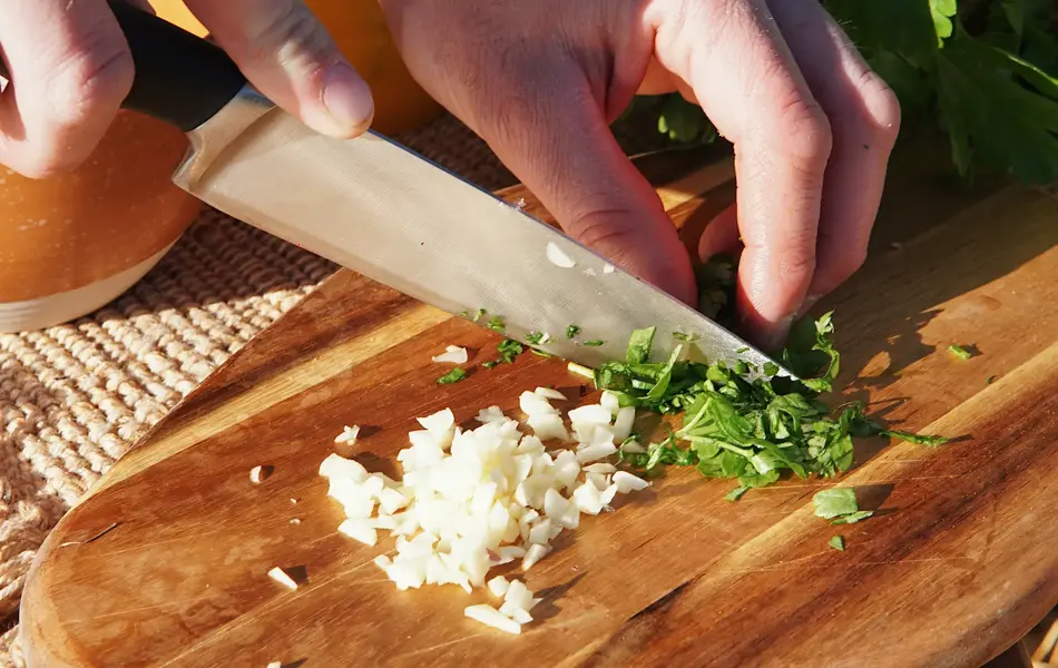 hakket hvitløk og urter