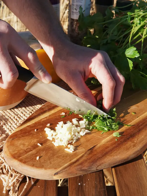 hakket hvitløk og urter