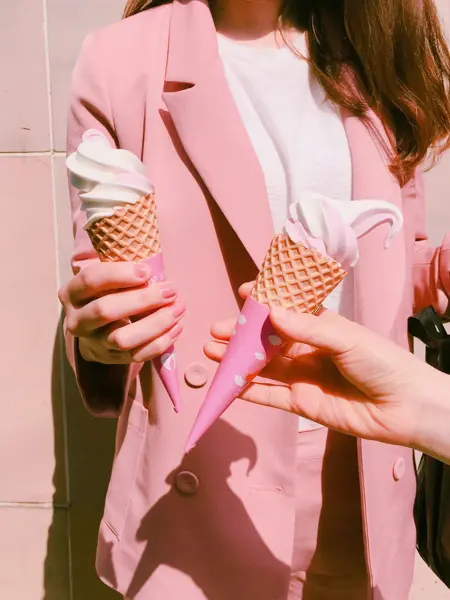 Dame holder is i rosa dress