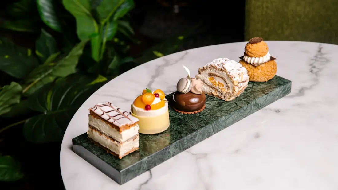 Vinterhagen, marmorbord, kakestykker