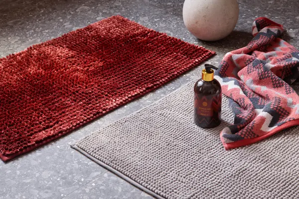 burgunderrød badematte, fargerike håndklær