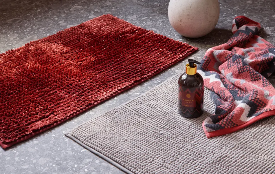 burgunderrød badematte, fargerike håndklær
