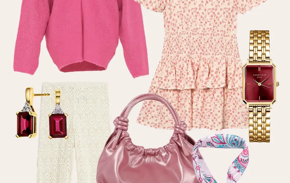 Rosa strikkejakke, småblomstrete kort kjole, gullklokke med burgunder urskive, øredobber med burgunder stener, hvit strikket bukse, rosa metallisk veske, rosa mønstret skjerf, rød ballerinasko.