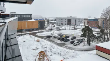 Bilde viser biler parkert ved Jessheim Storsenter