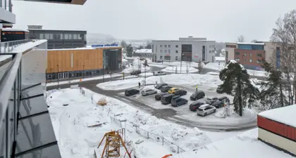 Bilde viser biler parkert ved Jessheim Storsenter