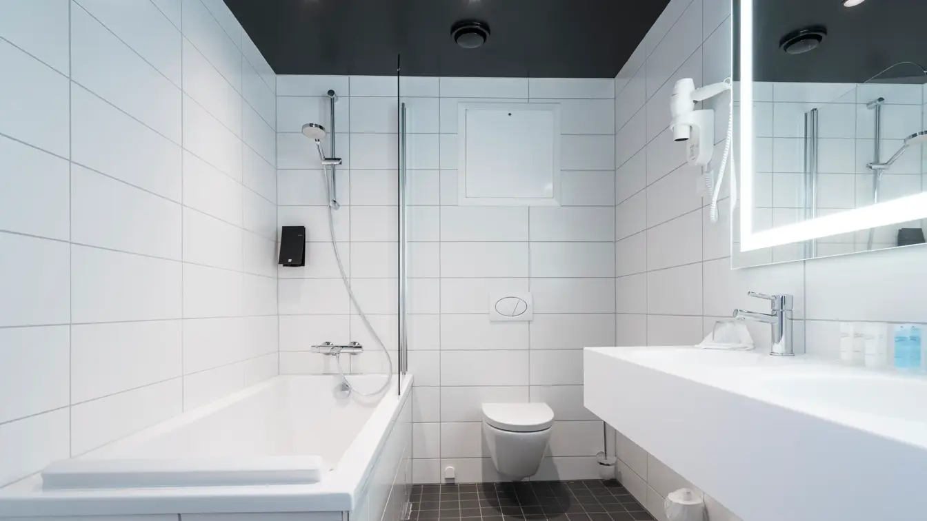 Vask, badekar, dusj og speil på buisness room på Thon Hotel Spectrum i Oslo sentrum