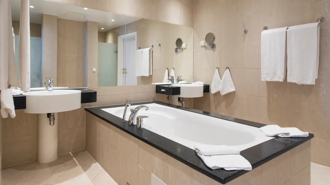 Badekar på badet, i suite på Thon Hotel Opera