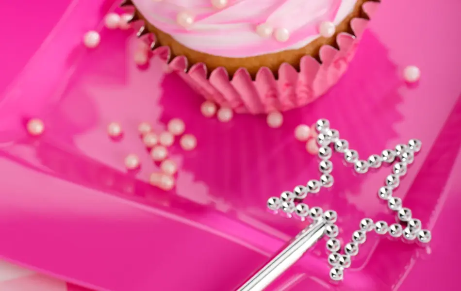 Nærbilde av en rosa cupcake på en rosa tallerken
