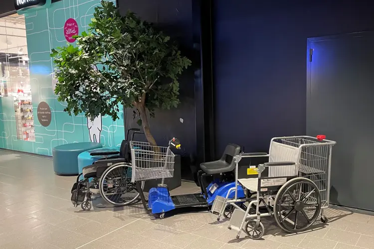 Vi har olika alternativ av rullstol, martcarts att låna ut gratis!