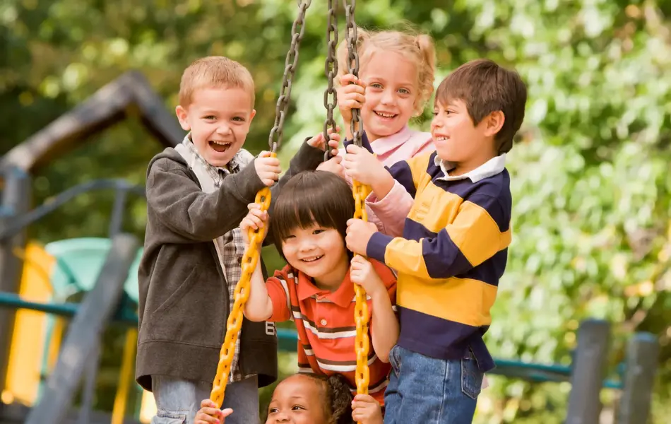 gruppe med barn som leker på huske