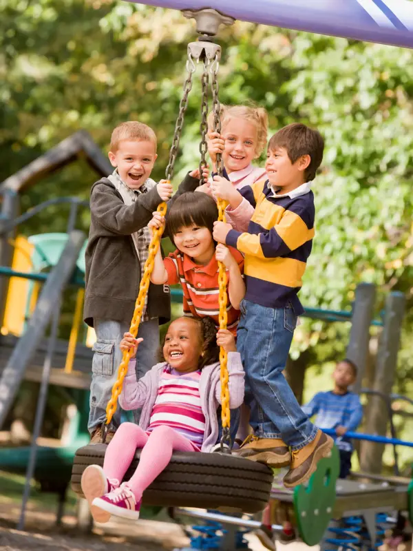 gruppe med barn som leker på huske