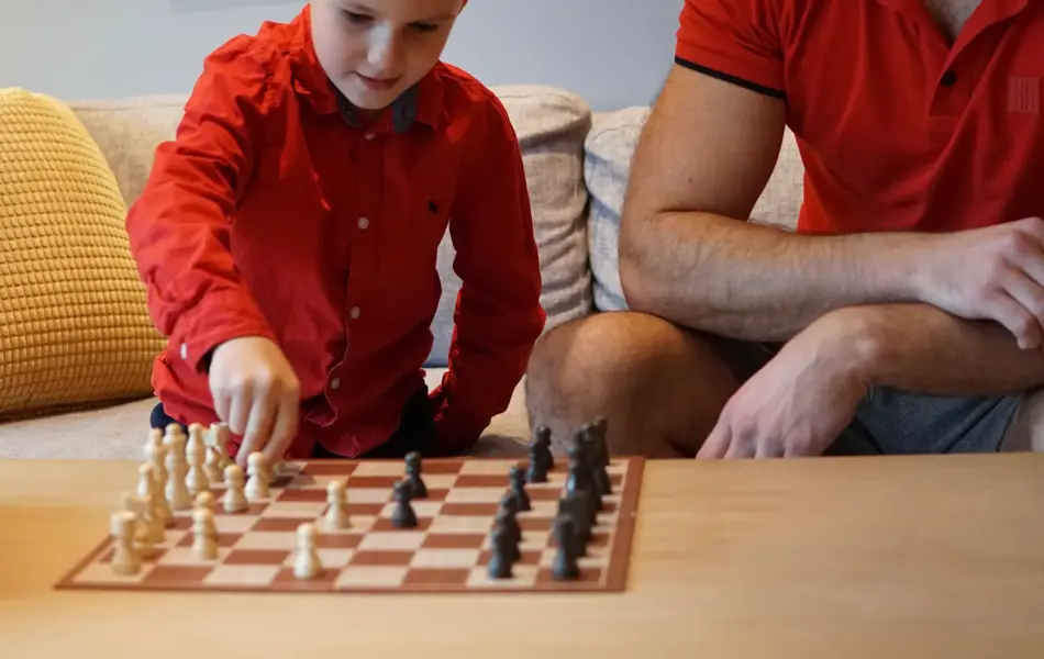 Mann og barn som spiller sjakk