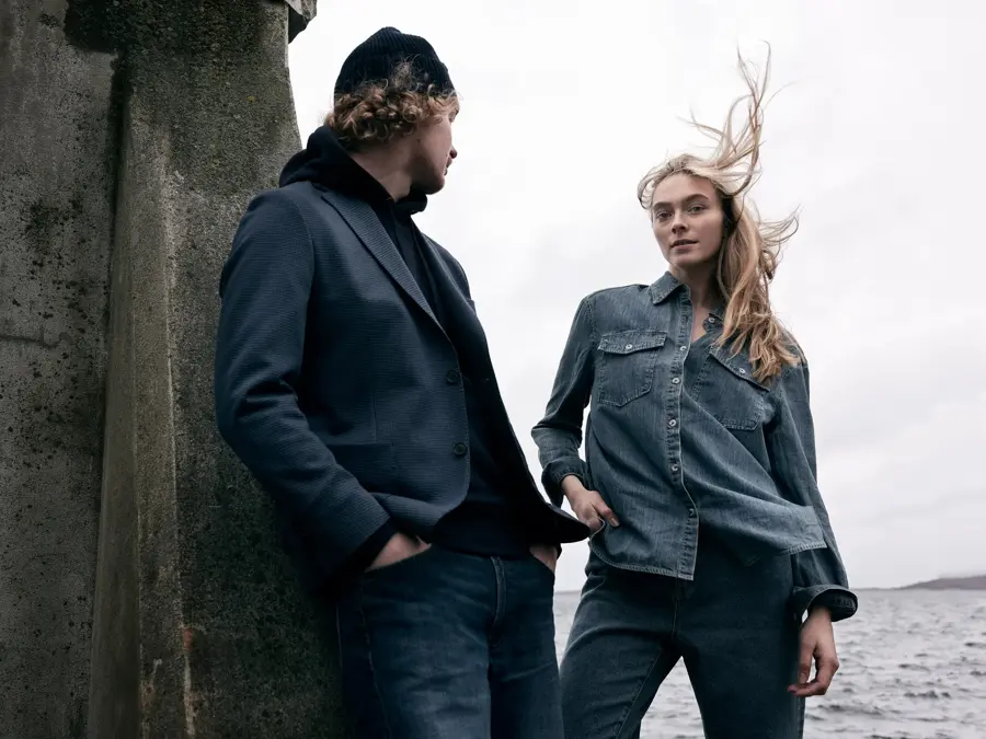 To ungdommer utendørs i ly for vinden