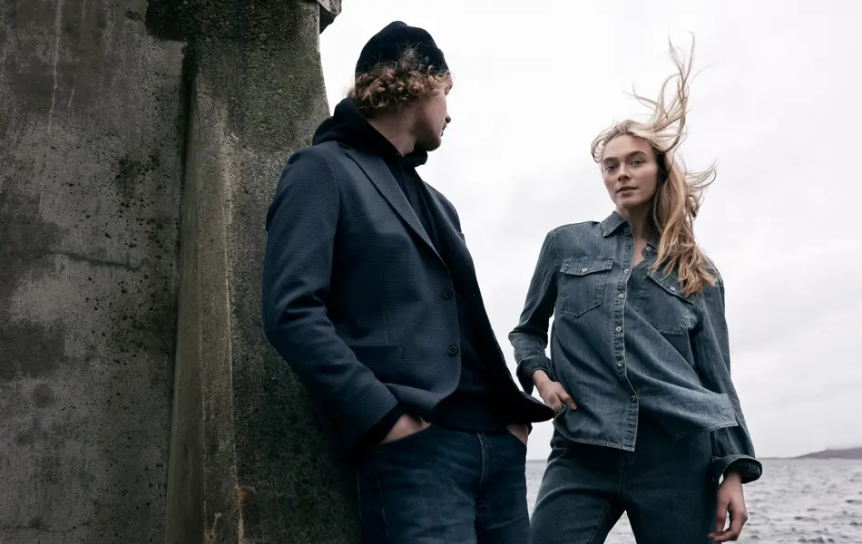 To ungdommer utendørs i ly for vinden