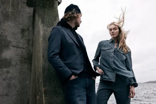 To ungdommer utendørs i ly for vinden