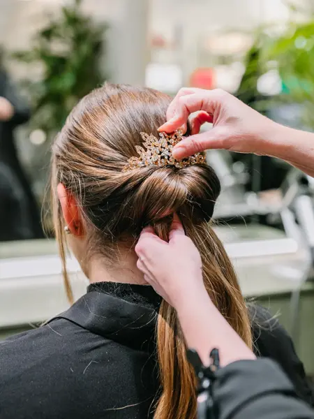 Dame med hår stylet og spenner i håret