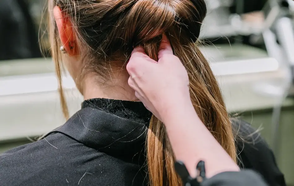 Dame med hår stylet og spenner i håret