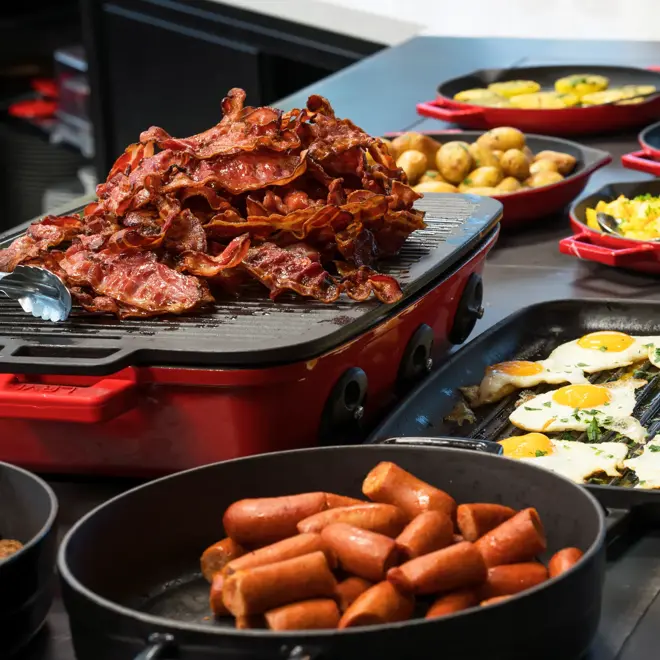 Frokost med egg, bacon og pølser på Thon Hotel Stavanger midt i Stavanger sentrum