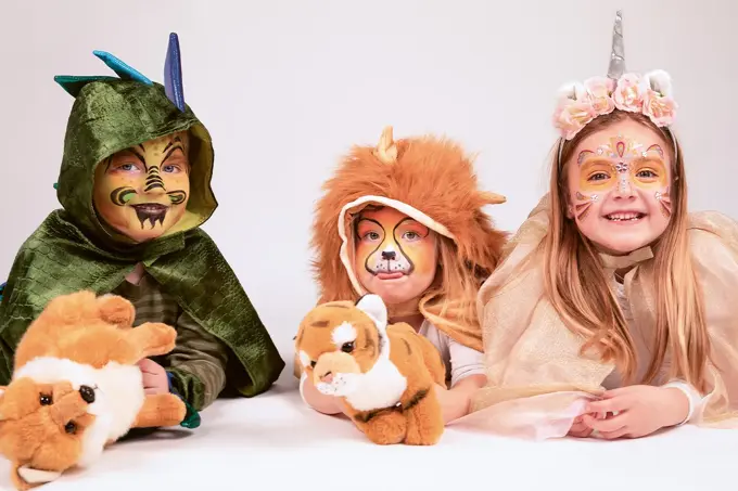 Gutt og jenter kledd ut til karneval