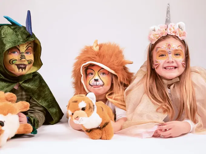 Gutt og jenter kledd ut til karneval