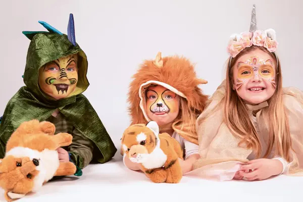 Gutt og jenter kledd ut til karneval