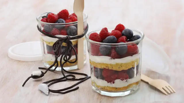 Lagvis bærkake i gjennomsiktig glass med snorer og tregaffel