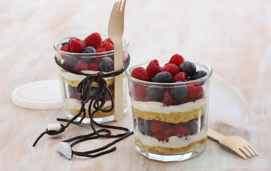 Lagvis bærkake i gjennomsiktig glass med snorer og tregaffel