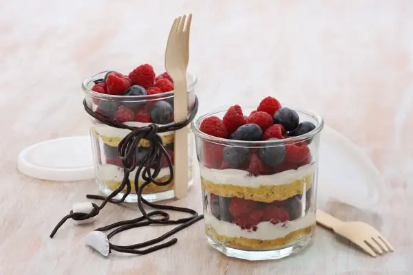 Lagvis bærkake i gjennomsiktig glass med snorer og tregaffel