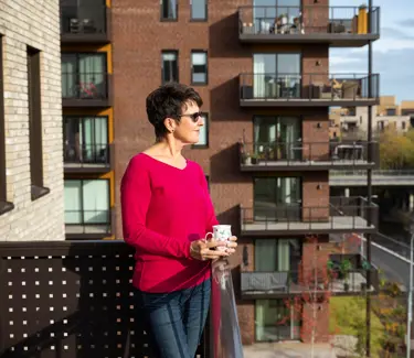 Ser på utsikten fra balkongen