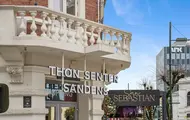 Thon Senter Sandens fasade, inngang med logo over.