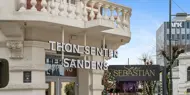 Thon Senter Sandens fasade, inngang med logo over.