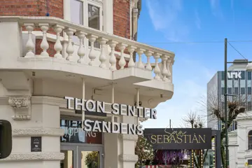 Thon Senter Sandens fasade, inngang med logo over.