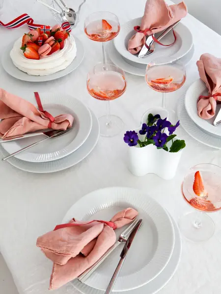 Dekket bord med flere fat og en kake på.