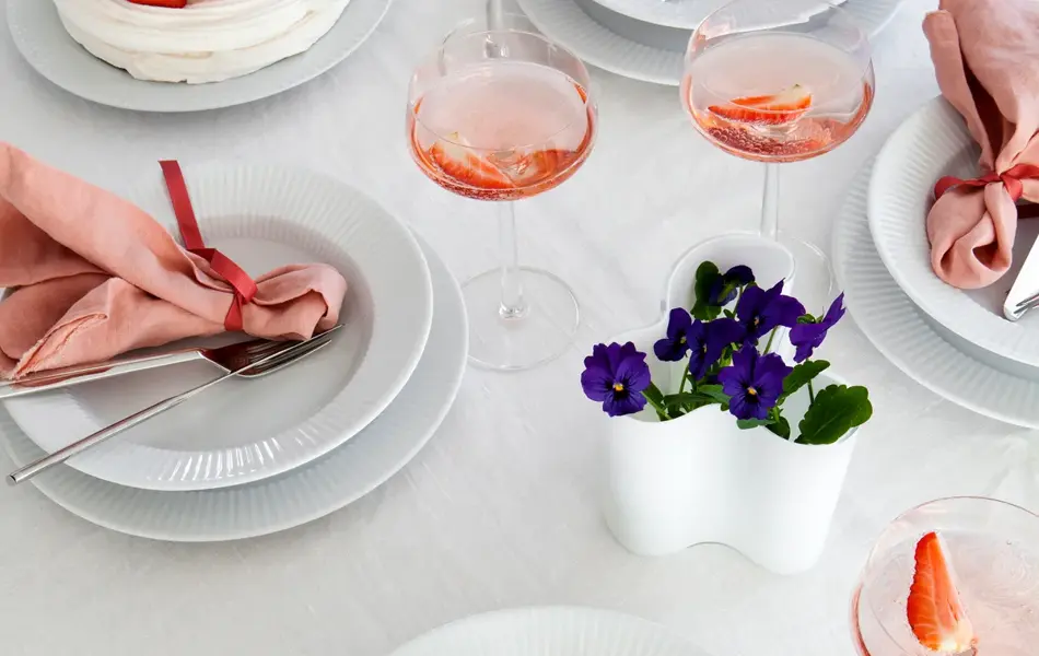 Dekket bord med flere fat og en kake på.