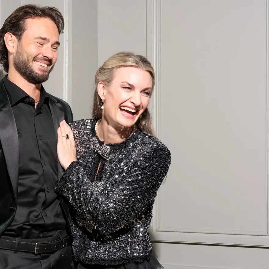 Mann og dame i festklær