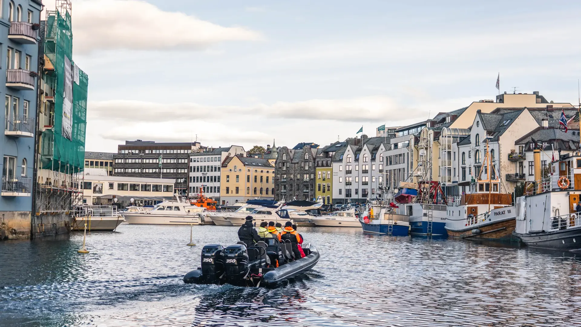 Ribtur på sjøen, gruppe med mennesker i båten 